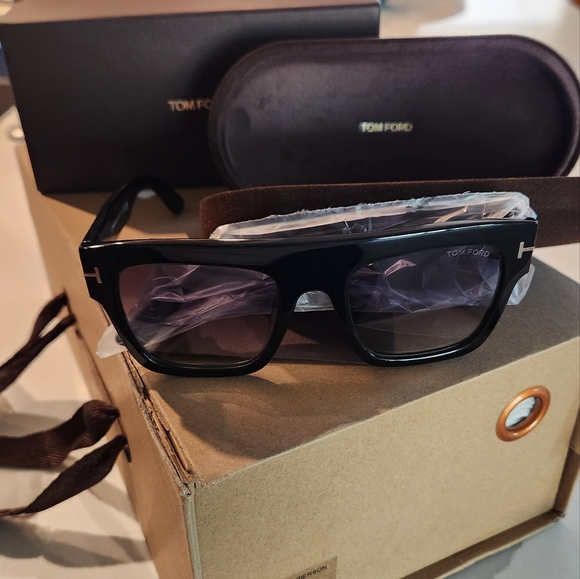 Tom Ford 🖤 RENEE Sunglasses- FT 0847 Shiny Black/Grey Shaded 52/21/140 - Picture 10 of 10